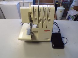Bernina 700 D interlock jótállással, főkép